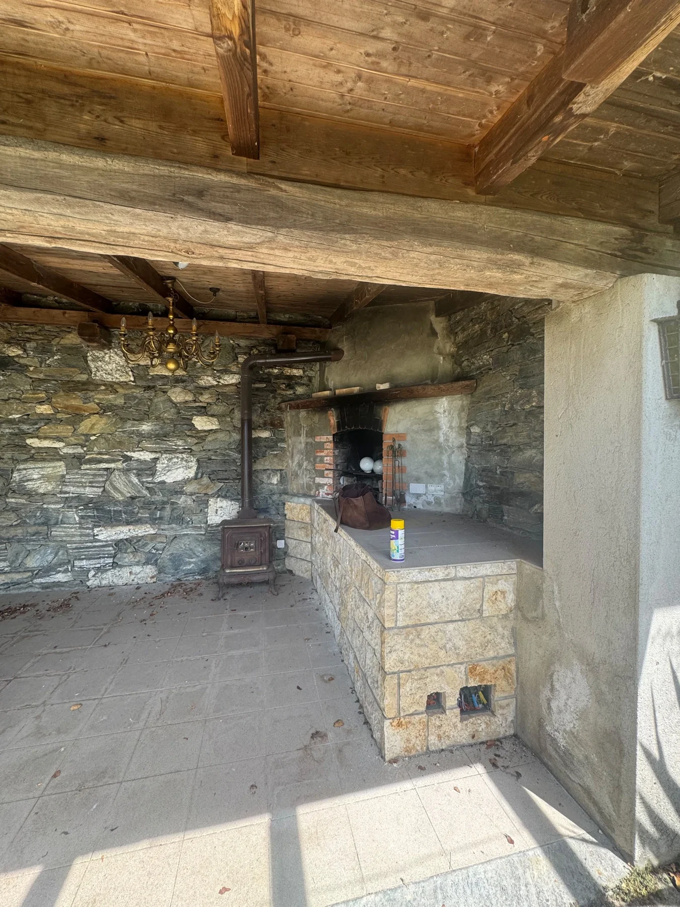 Gedeckte Terrasse mit altem Cheminée vor dem Umbau – Villa Dea Ascona