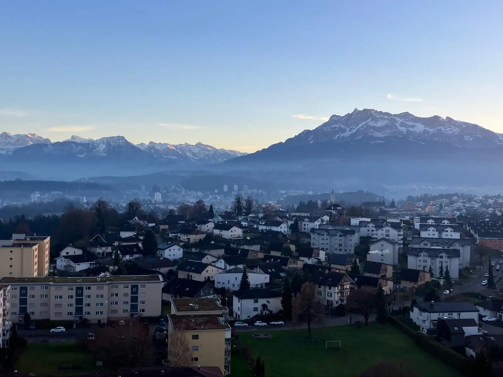 Weitblick über Emmen bis zu den Alpen – Aussicht aus der umgebauten Wohnung