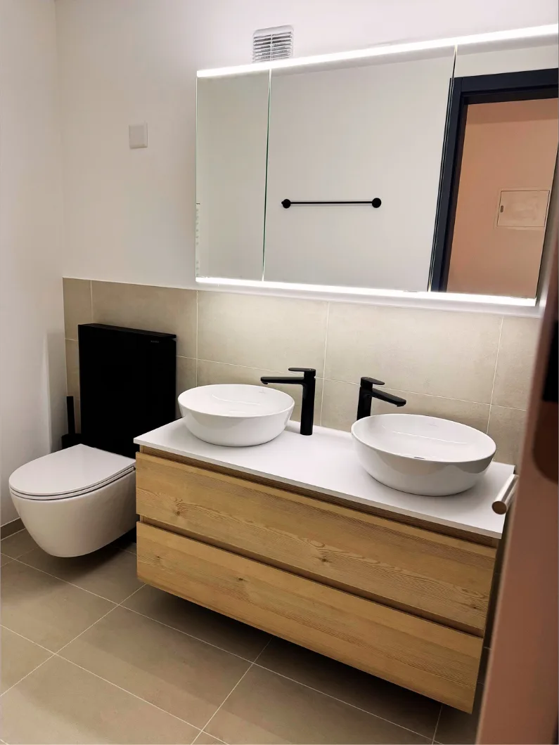 Neues Bad mit WC, Doppellavabo und beleuchtetem Spiegelschrank in Emmen Luzern
