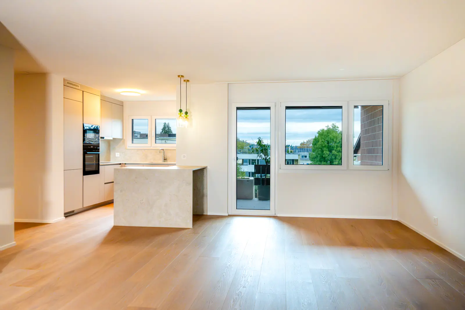 Offener Wohnraum mit Eichendielen und massgefertigter Küche mit Dekton-Bar – umgebaute 4.5-Zimmer-Wohnung in Thalwil, ARTIAS Group