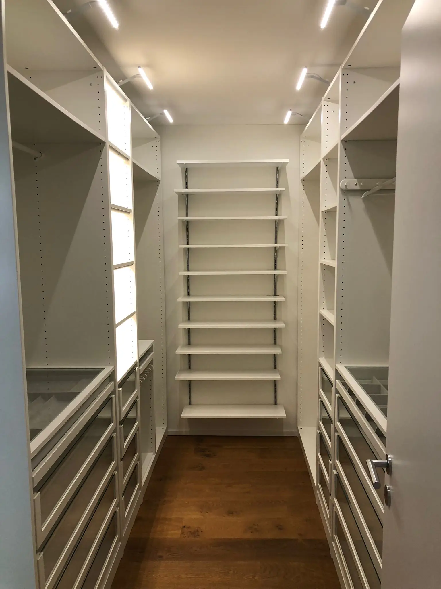 Begehbare Ankleide mit Beleuchtung – Neubauwohnung Zürich