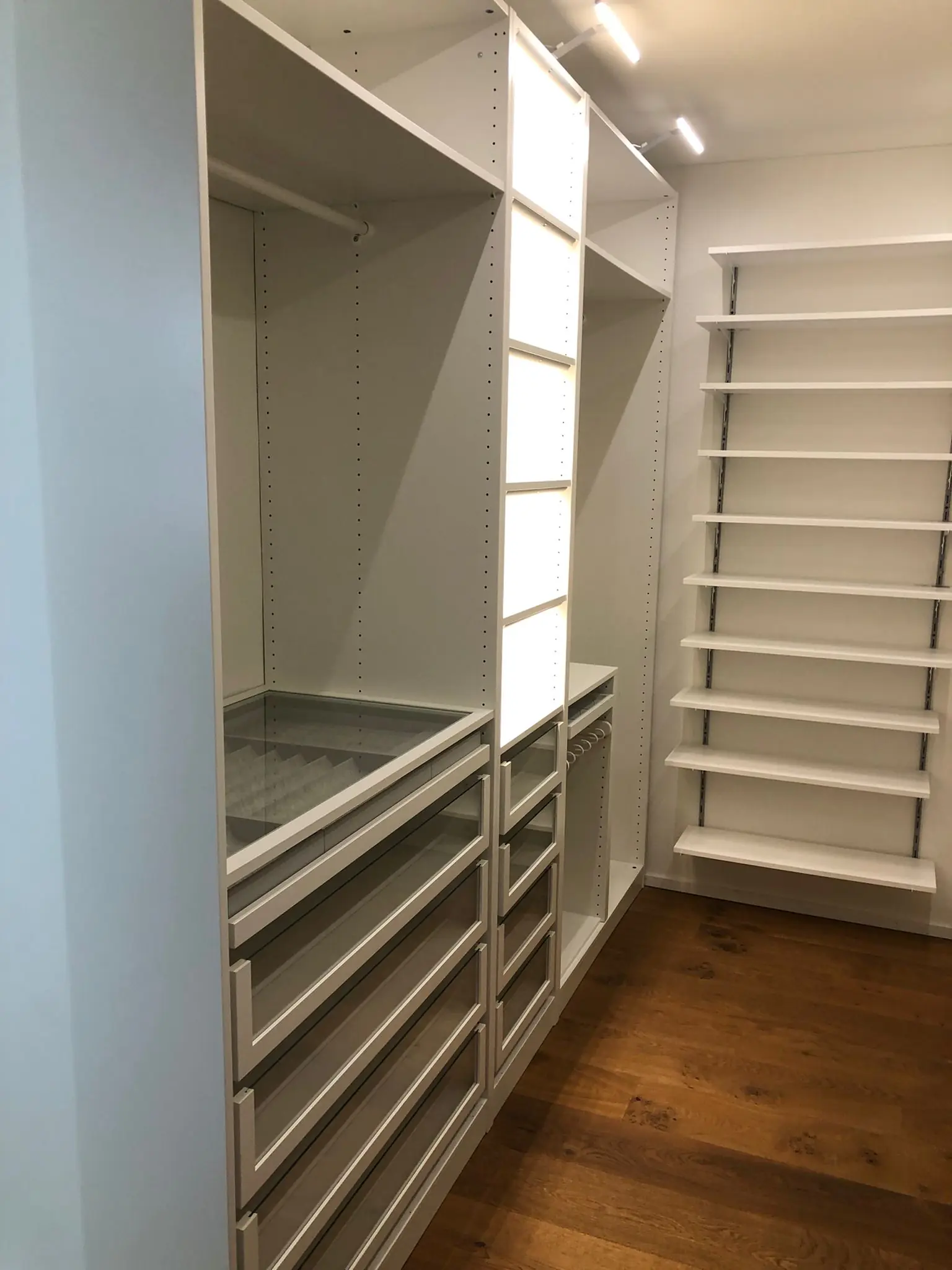 Ankleide mit Schubladen und offenen Regalen – Neubauwohnung Zürich