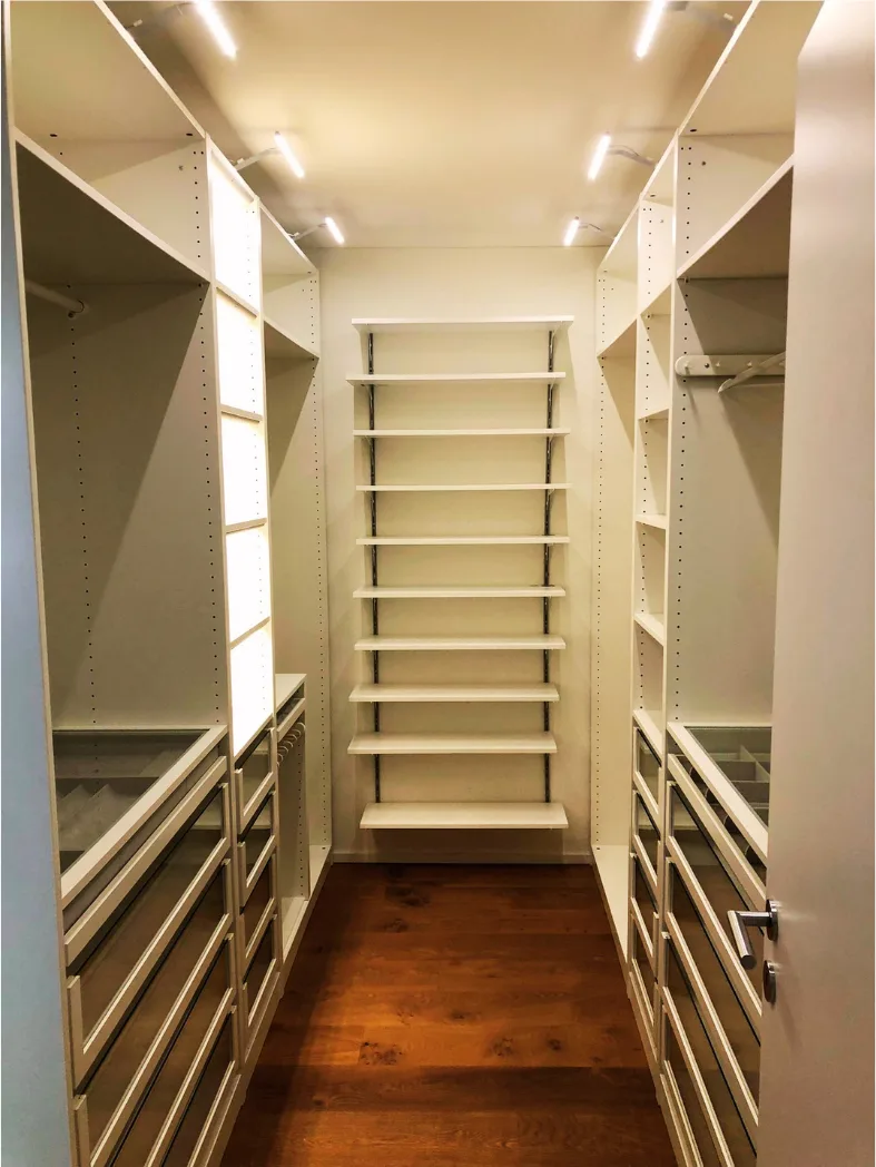 Begehbare Ankleide mit Beleuchtung – Neubauwohnung Zürich