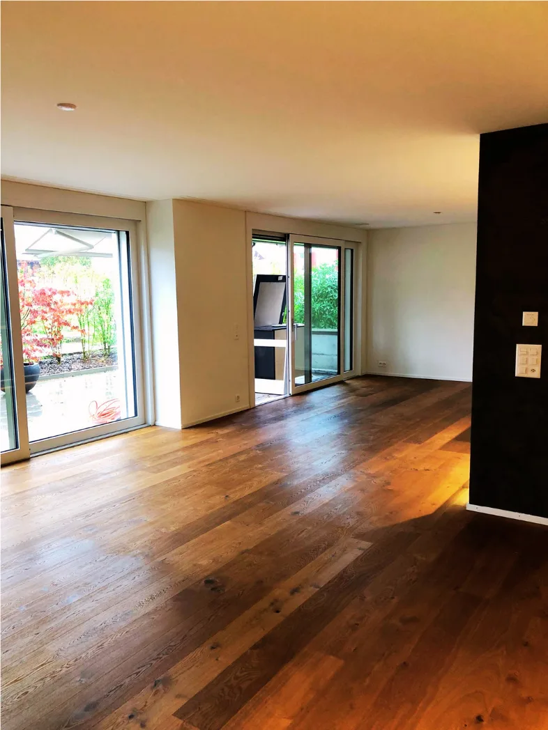 Heller Wohnraum mit Eichenparkett und Terrassenzugang – Neubauwohnung Zürich